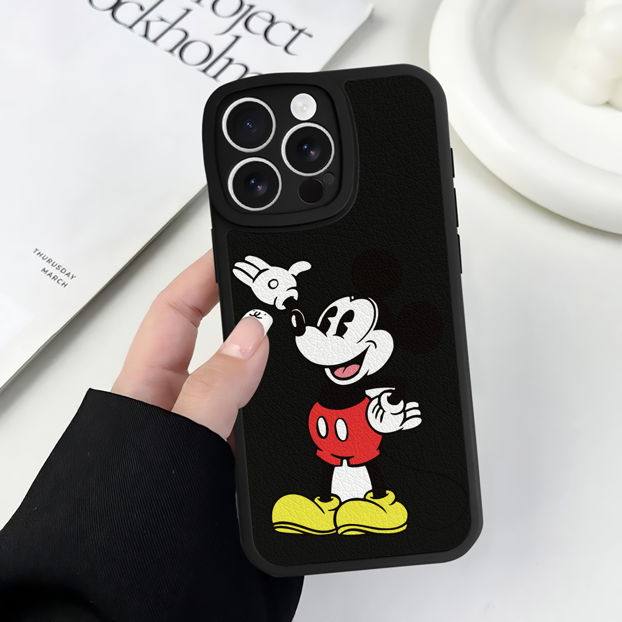 （画像用） ミッキーマウス Mickey Mouse 【iPhone 16シリーズ対応】シリコンスマホケース（レザー調） 材質：シリコン